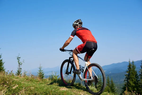 Erős Ember Turisztikai Kerékpáros Sisak Teljes Felszerelés Lovaglás Kerékpár Füves — Stock Fotó