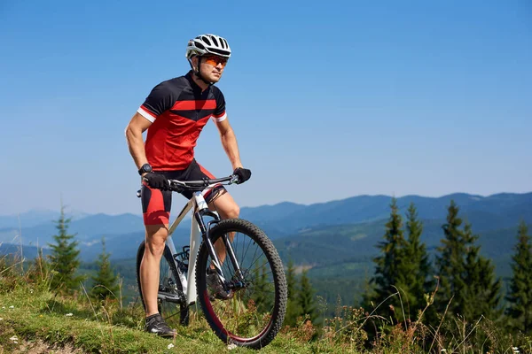 Junger Athletischer Profisportler Der Mit Dem Fahrrad Auf Einem Hügel — Stockfoto
