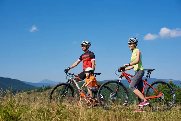 Jonge Moderne Familie Toeristen Rustend Fietsen Met Gras Begroeide Heuvel — Stockfoto