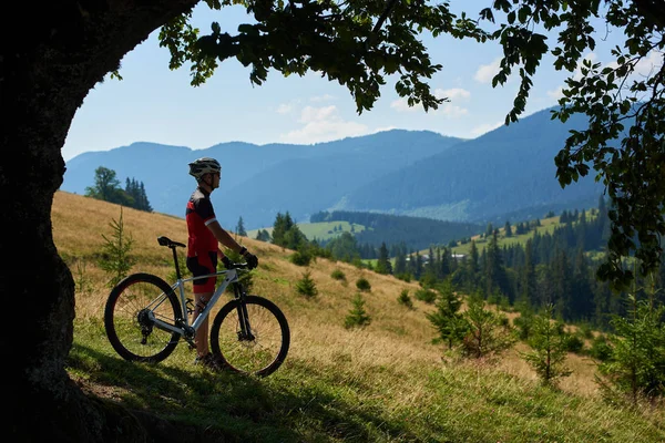 Ciclista Sportivo Professionista Piedi Con Bicicletta Sulla Collina Erbosa Vicino — Foto Stock