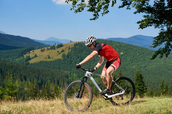 Sterke Atletische Sportman Professionele Sportkleding Fietsen Fiets Hoog Gras Onder — Stockfoto