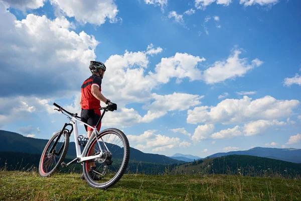 Junger Sportlicher Touristenbiker Professioneller Sportbekleidung Der Mit Dem Fahrrad Auf — Stockfoto