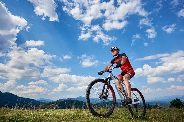 Junger Athletischer Sportler Professioneller Sportbekleidung Auf Einem Fahrrad Auf Fernen — Stockfoto