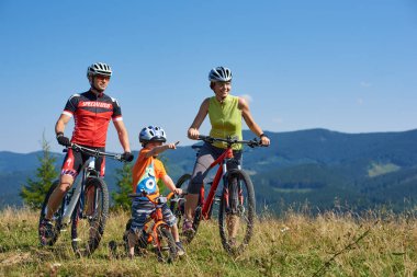 Verkhovyna, Ukrayna - 19 Ağustos 2017: turist aile modern bisiklet üstünde tepe-in dağ çimenli tepe Karpat Dağları'nın güzellik zevk ile 