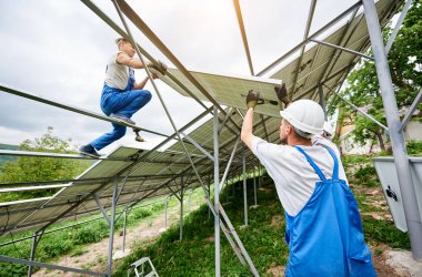 Güneş Fotoğraf volta panel sistem kurulumu. Üç teknisyenler ağır güneş pili yüksek üzerinde kaldırma. Yatırım alternatif enerji, para tasarrufu ve profesyonel inşaat kavramı.