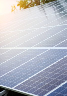 Parlak mavi fotoğraf üreten güneş sistemi yüzeye yakın çekim yaz güneş tarafından yaktı. Alternatif enerji, ekoloji ve çevre koruma, ucuz elektrik üretimi ve mali tasarruf kavramı.