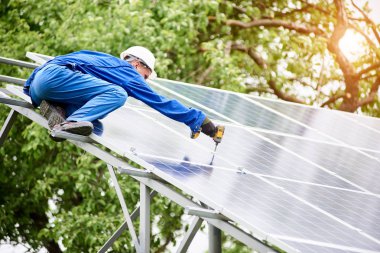Takım iki kurucusu Fotoğraf volta paneli tornavida kullanarak tek başına güneş sistemi platformu için bağlanma. Alternatif enerji, profesyonel iş ve karlı finansal yatırım kavramı yapılır.