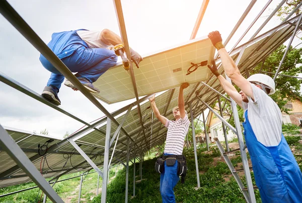 Installation Einer Photovoltaik Solaranlage Drei Techniker Heben Schwere Solarmodule Auf — Stockfoto