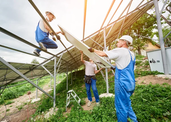Instalação Sistema Painéis Solares Fotovoltaicos Três Técnicos Que Levantam Módulo — Fotografia de Stock