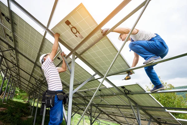 Instalação Sistema Painéis Solares Fotovoltaicos Dois Técnicos Que Levantam Módulo — Fotografia de Stock