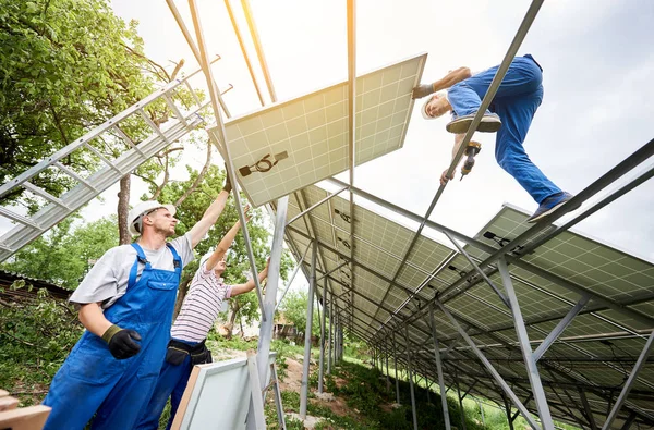 Instalación Paneles Solares Fotovoltaicos Autónomos Vista Desde Abajo Tres Técnicos —  Fotos de Stock