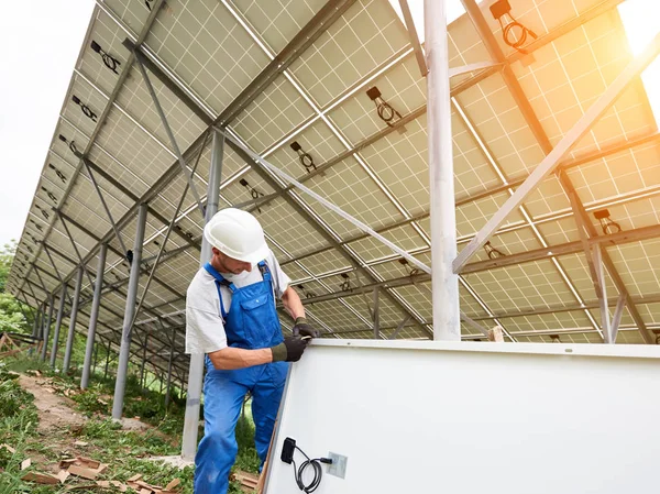 Installation Und Verdrahtung Eines Eigenständigen Photovoltaik Solarpaneelsystems Grünen Feld Professioneller — Stockfoto