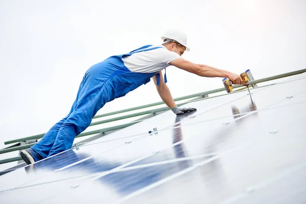 Muratore Collega Pannello Fotovoltaico Sistema Solare Utilizzando Cacciavite Installazione Professionale — Foto Stock