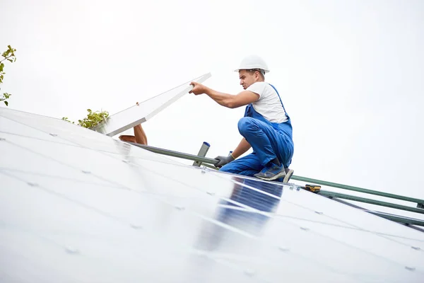 建設労働者は ドライバーを使用して太陽系に写真の太陽光パネルを接続します プロのインストールと太陽光発電システム 代替エネルギー 金融投資概念の構築 — ストック写真