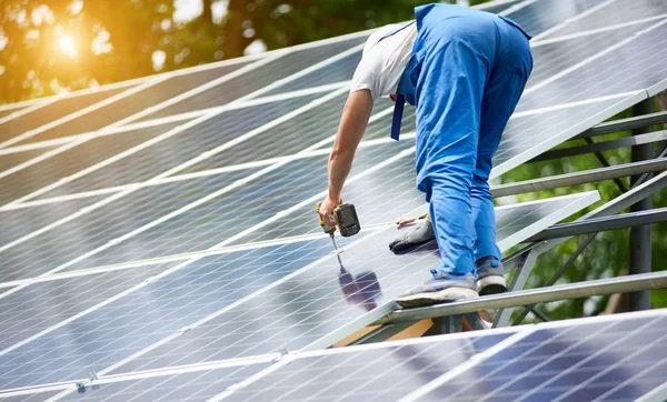 Trabalhador Construção Que Conecta Painel Fotovoltaico Sistema Solar Usando Chave — Fotografia de Stock