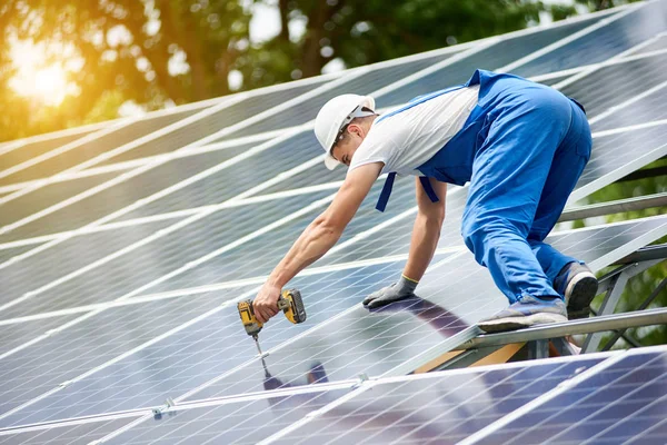 Építőipari Munkás Fénykép Fotovoltaikus Panel Csatlakozik Naprendszer Használ Csavarhúzó Fényes — Stock Fotó