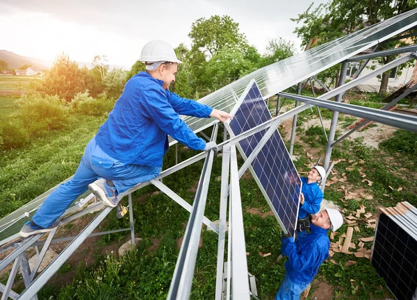 Instalación Sistema Paneles Solares Fotovoltaicos Autónomos Equipo Tres Técnicos Sombreros — Foto de Stock