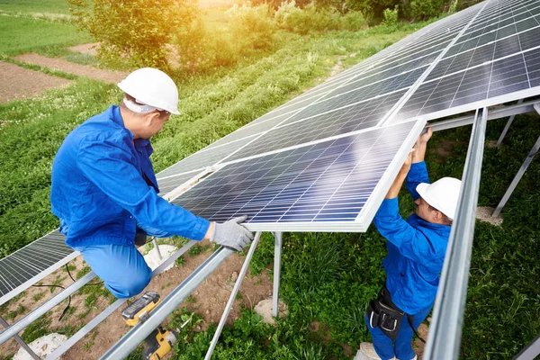 Instalación Sistema Paneles Solares Fotovoltaicos Autónomos Dos Técnicos Sombreros Duros — Foto de Stock