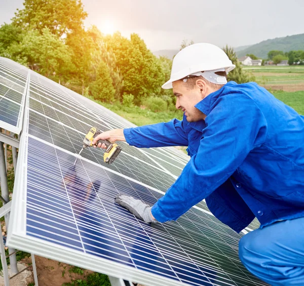 Bauarbeiter Mit Bollenhut Und Blauem Overall Verbindet Photovoltaik Panel Mit — Stockfoto