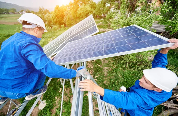 Team Von Drei Technikern Montiert Photovoltaik Panel Auf Stand Alone — Stockfoto