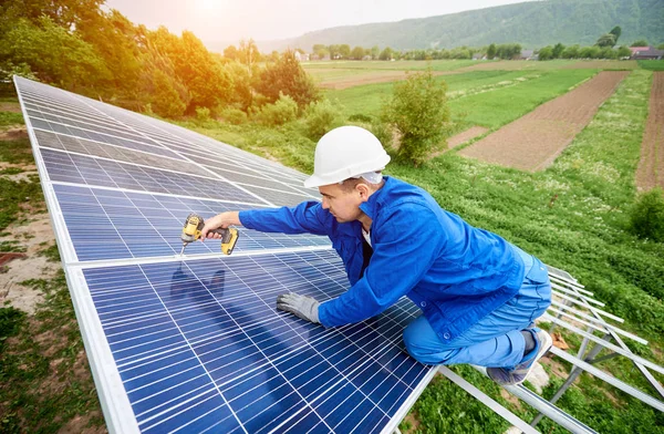 Trabajador Construcción Conecta Panel Fotovoltaico Sistema Solar Utilizando Destornillador Instalación — Foto de Stock