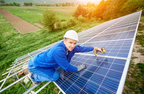 Trabalhador Construção Conecta Painel Fotovoltaico Sistema Solar Usando Chave Fenda — Fotografia de Stock