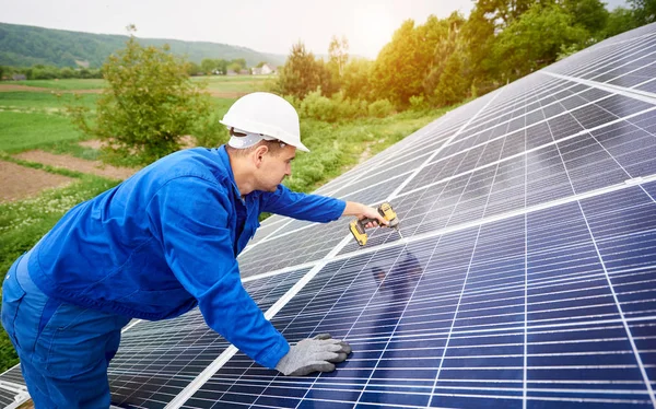 Trabajador Construcción Conecta Panel Fotovoltaico Sistema Solar Utilizando Destornillador Instalación —  Fotos de Stock