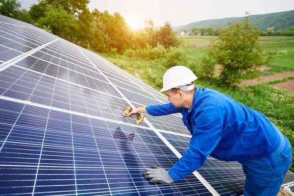 Trabajador Construcción Conecta Panel Fotovoltaico Sistema Solar Utilizando Destornillador Instalación — Foto de Stock