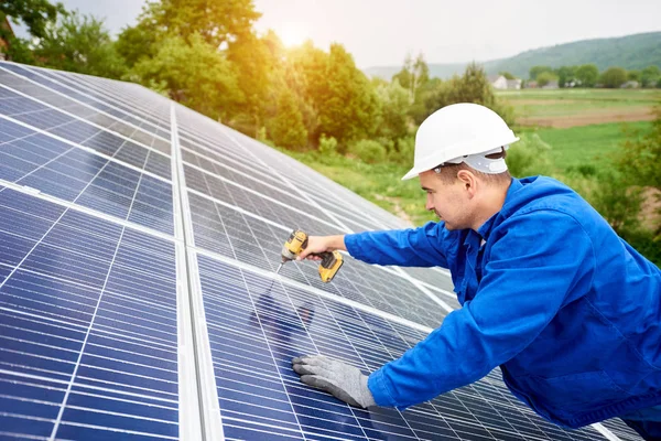 Trabajador Construcción Conecta Panel Fotovoltaico Sistema Solar Utilizando Destornillador Instalación — Foto de Stock