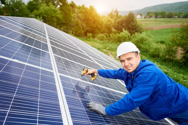 Lucrătorul Construcții Conectează Panoul Fotovoltaic Sistemul Solar Folosind Șurubelniță Instalarea — Fotografie, imagine de stoc