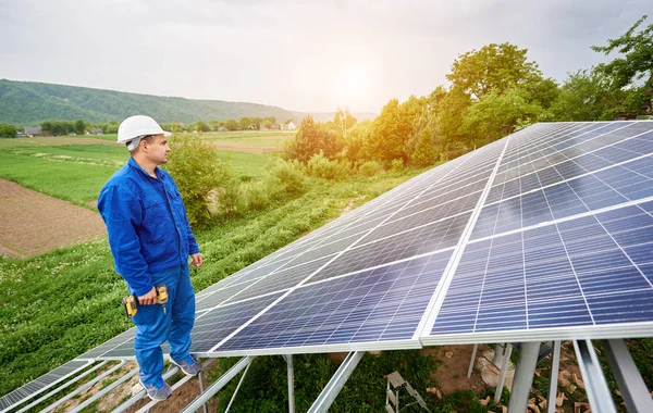 Travailleur Construction Avec Tournevis Debout Sur Cadre Métallique Système Solaire — Photo