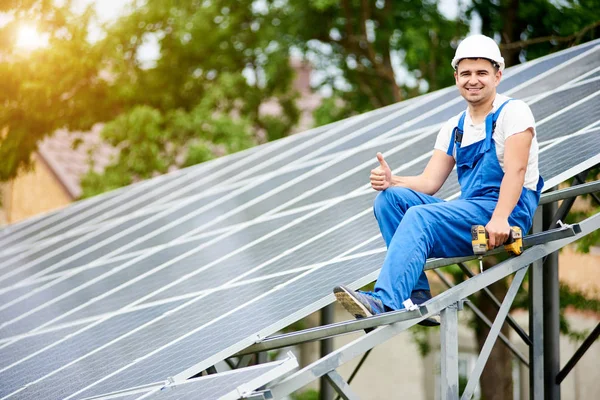 Junger Lächelnder Elektriker Sitzt Auf Einem Fast Fertigen Solar Photovoltaik — Stockfoto