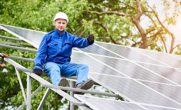 Eletricista Sorrindo Jovem Sentado Sistema Painel Fotovoltaico Solar Stand Alone — Fotografia de Stock