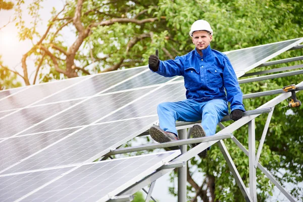 Der Junge Lächelnde Elektriker Sitzt Auf Einer Fast Fertigen Photovoltaik — Stockfoto