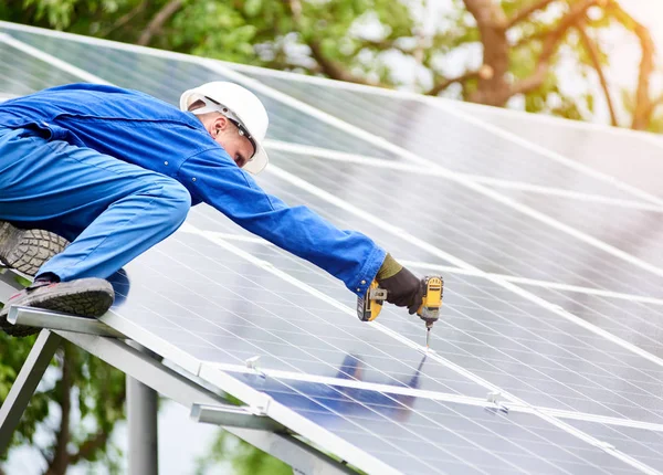 Young Construction Worker Connects Photo Voltaic Panel Solar System Using — Stock Photo, Image