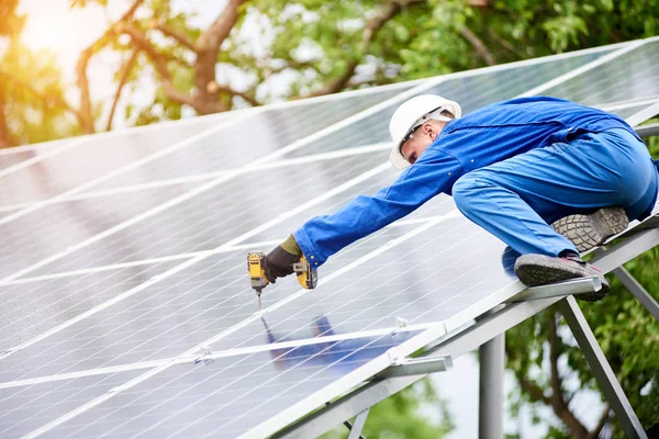 Young Construction Worker Connects Photo Voltaic Panel Solar System Using — Stock Photo, Image