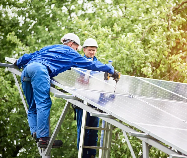 Equipe Dois Construtores Que Conectam Painel Fotovoltaico Plataforma Sistema Solar — Fotografia de Stock