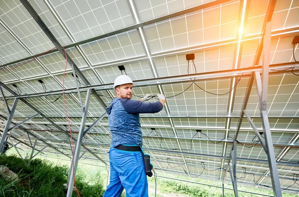 Joven Electricista Gorro Duro Guantes Goma Cableado Solar Módulos Fotovoltaicos —  Fotos de Stock