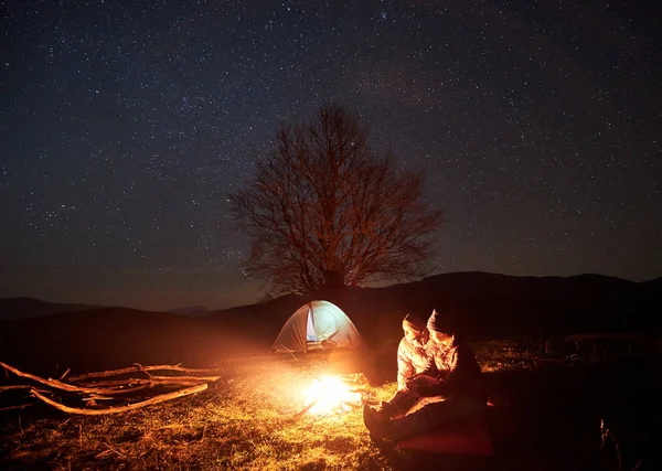 Kemp Noc Horách Pár Turistů Muž Žena Dosedla Poblíž Hořící — Stock fotografie