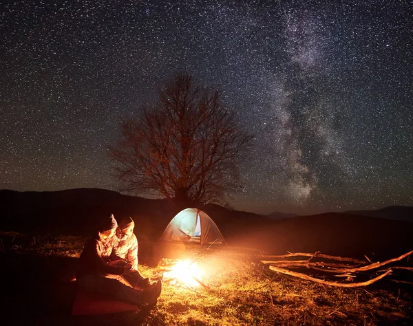 Camping Noc Górach Kilka Pieszych Chłopiec Dziewczynka Odpoczynku Pobliżu Palenie — Zdjęcie stockowe