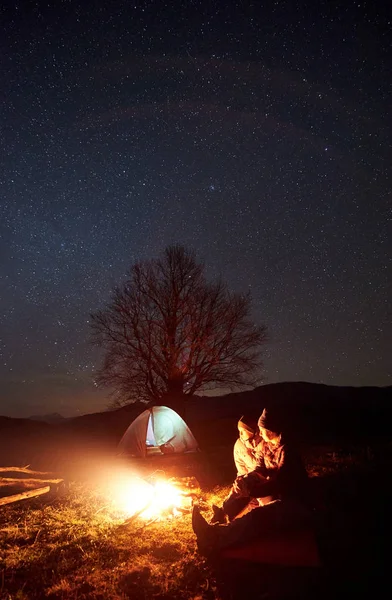 Camping Night Mountains Couple Tourists Boy Girl Having Rest Burning — Stock Photo, Image