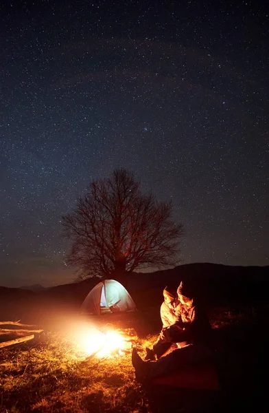 Noite Acampamento Nas Montanhas Casal Turistas Menino Menina Tendo Descanso — Fotografia de Stock