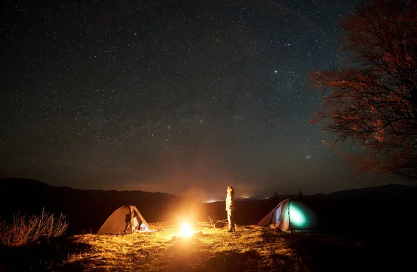 Ночной Лагерь Горах Молодая Туристка Стоит Между Двумя Освещенными Палатками — стоковое фото