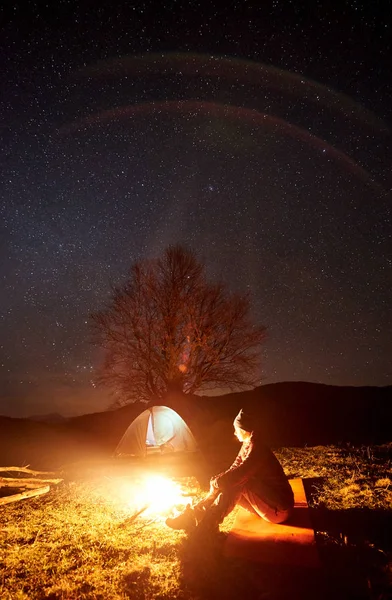 Camping Natt Bergen Ljusa Brinnande Bål Mörka Silhuetten Sittande Ung — Stockfoto