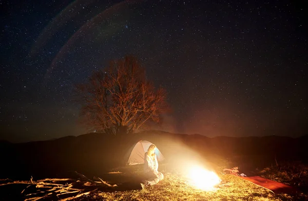 Nuit Camping Montagne Touriste Femelle Ayant Repos Près Feu Joie — Photo