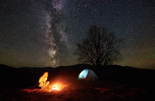 Zeltlager Den Bergen Junge Wanderin Macht Rast Brennenden Lagerfeuer Unter — Stockfoto