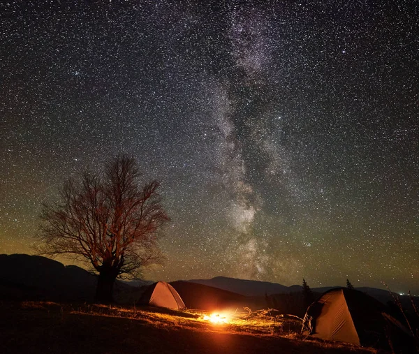 Fantástica Vista Nocturna Del Camping Luminosa Hoguera Que Arde Entre — Foto de Stock