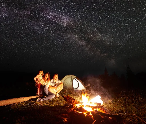 Camping Familiar Las Montañas Por Noche Sentado Frente Carpa Iluminada — Foto de Stock