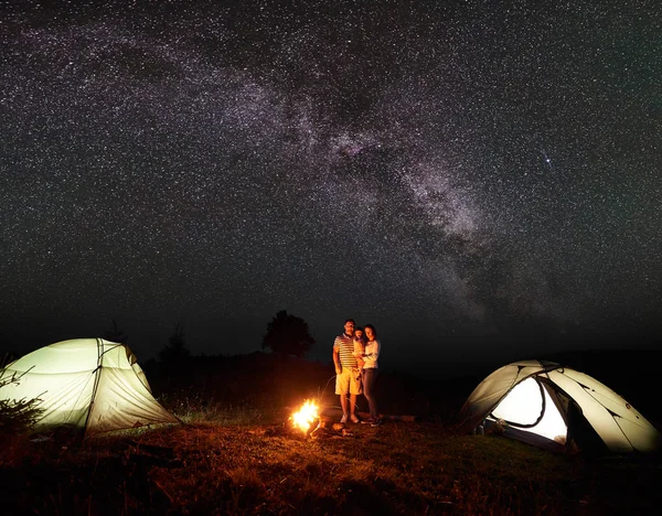 Modern Turisztikai Családi Camping Hegyekben Éjszaka Férj Feleség Kislánya Karok — Stock Fotó