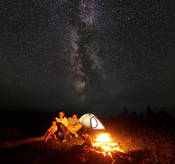 Família Turística Moderna Acampando Montanhas Noite Marido Esposa Com Filha — Fotografia de Stock